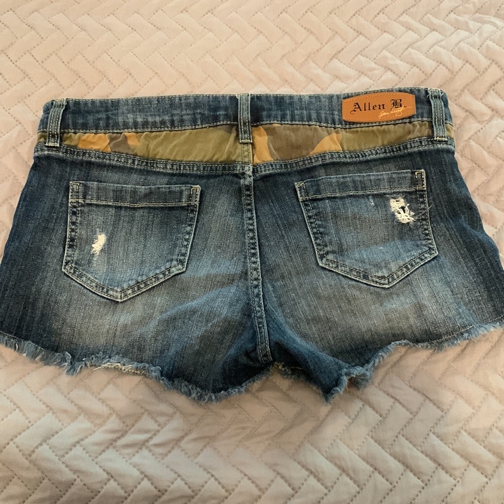 Distressed Shorts With Camo - Picture 2 of 2